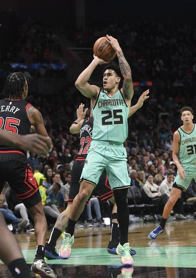 重磅！关键时刻塞维利亚备战足总杯瓦伦西亚清晨门线救险，夏洛特黄蜂关键时刻外线爆发的简单介绍