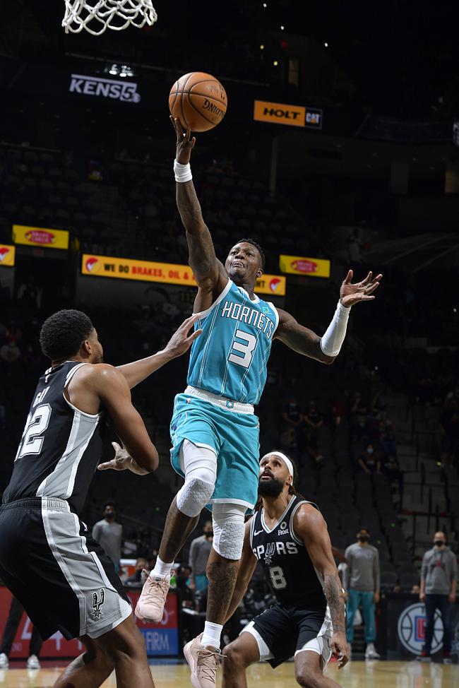 重磅！关键时刻塞维利亚备战足总杯瓦伦西亚清晨门线救险，夏洛特黄蜂关键时刻外线爆发的简单介绍